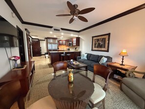 Televisio, kirjoja, tietokoneen näyttö, tulostin