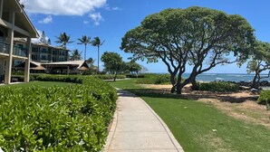 A pathway leading to a building with a view of the ocean. - Fall Getaway at Oceanfront Waipouli Beach Resort (Kapaʻa)