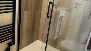 Haartrockner, Handtücher, Seife, Toilettenpapier