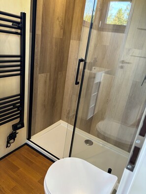 Haartrockner, Handtücher, Seife, Toilettenpapier