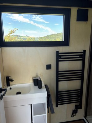 Haartrockner, Handtücher, Seife, Toilettenpapier