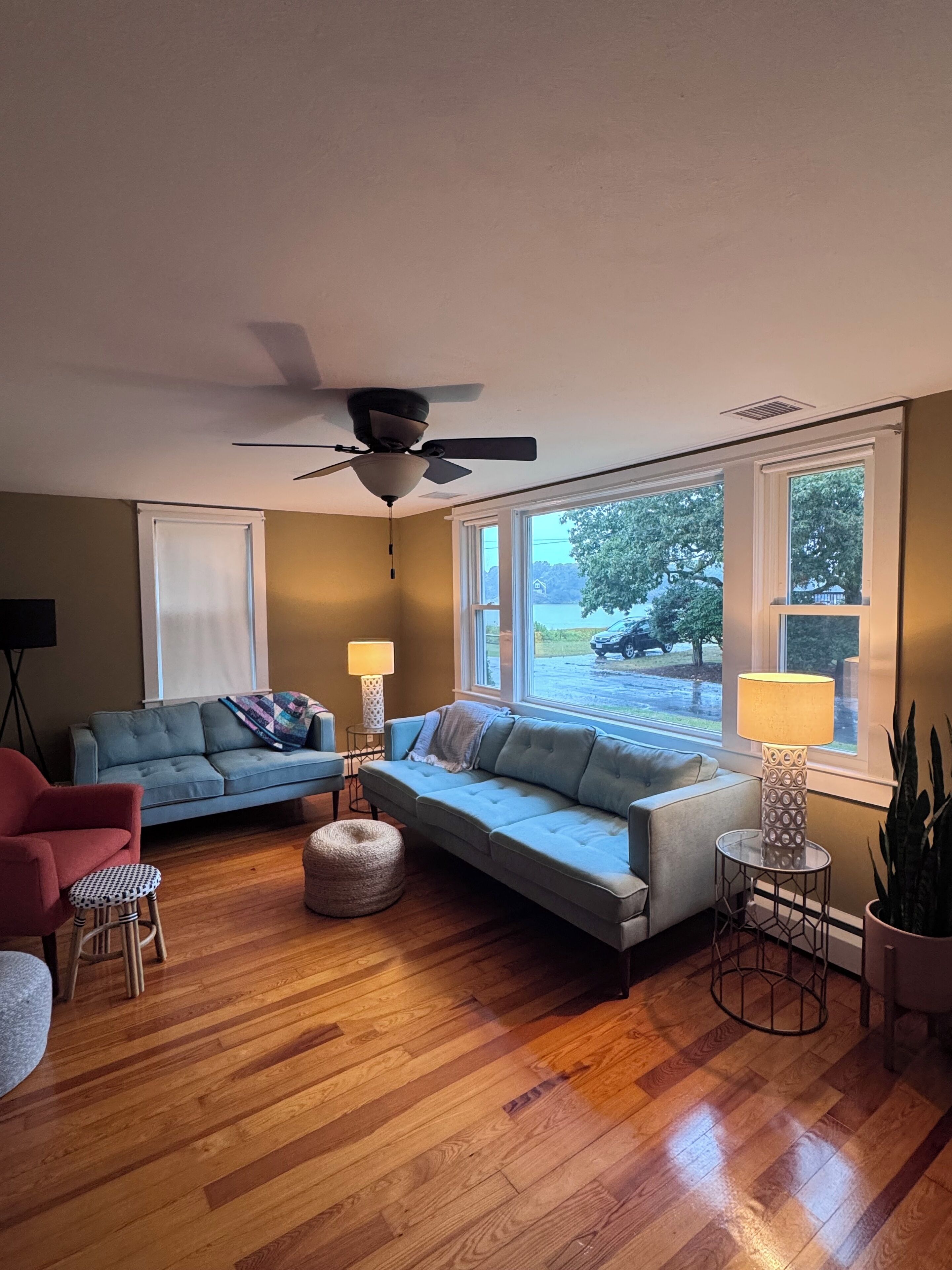 Smart-TV, Bücher, Stereoanlage