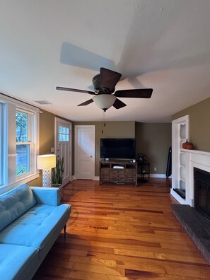 Smart-TV, Bücher, Stereoanlage