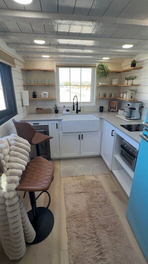 Horno, parrilla de estufa y lavavajillas 