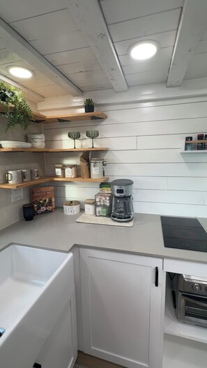 Oven, stovetop, dishwasher - The Starlight Tiny Home Destination Zion (Apple Valley)