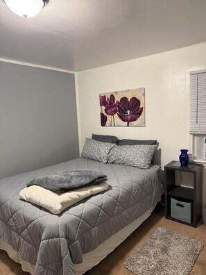 3 bedrooms, iron/ironing board, WiFi, bed sheets - Beautifully restored, fully furnished 3 bedroom home one block from downtown (Dickinson)
