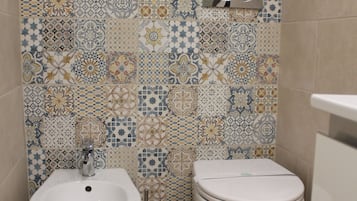 Een haardroger, een bidet, handdoeken, zeep