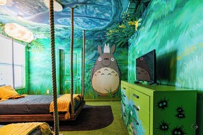 10 soverom, skrivebord, strykejern/-brett og reiseseng for barn