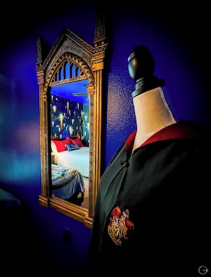10 quartos, escrivaninha, ferros/tábuas de passar roupa, berço de viagem