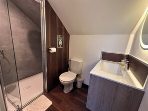 Dusj, hårføner, håndklær og såpe