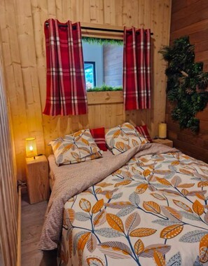 3 bedrooms, desk, iron/ironing board, travel crib
