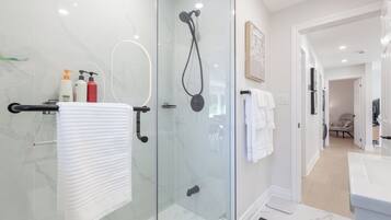 Een douche, een haardroger, een bidet, handdoeken