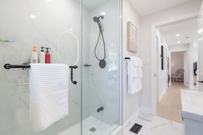 Dusche, Haartrockner, Bidet, Handtücher