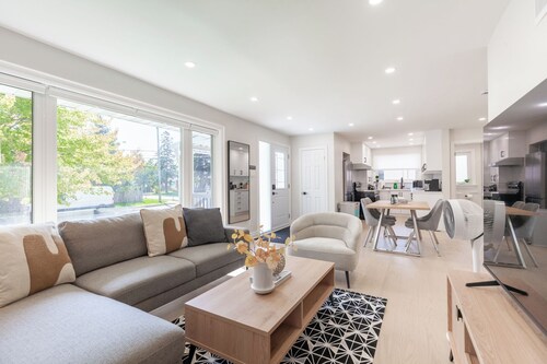 Newly renovated 3 bedroom bungalow, charming & convenience