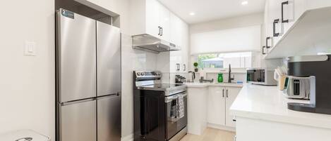 Réfrigérateur, micro-ondes, four, plaque de cuisson