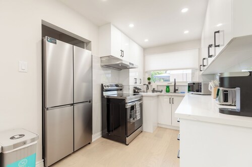 Newly renovated 3 bedroom bungalow, charming & convenience