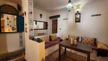 Casa Deluxe, vista a la ciudad | Área de sala de estar | Smart TV, consola de videojuegos, juguetes y libros