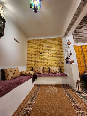 Deluxe House, City View | Living area