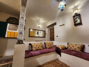 Deluxe huis, uitzicht op stad | Woonruimte | Een smart-tv, een videogameconsole, speelgoed en boeken