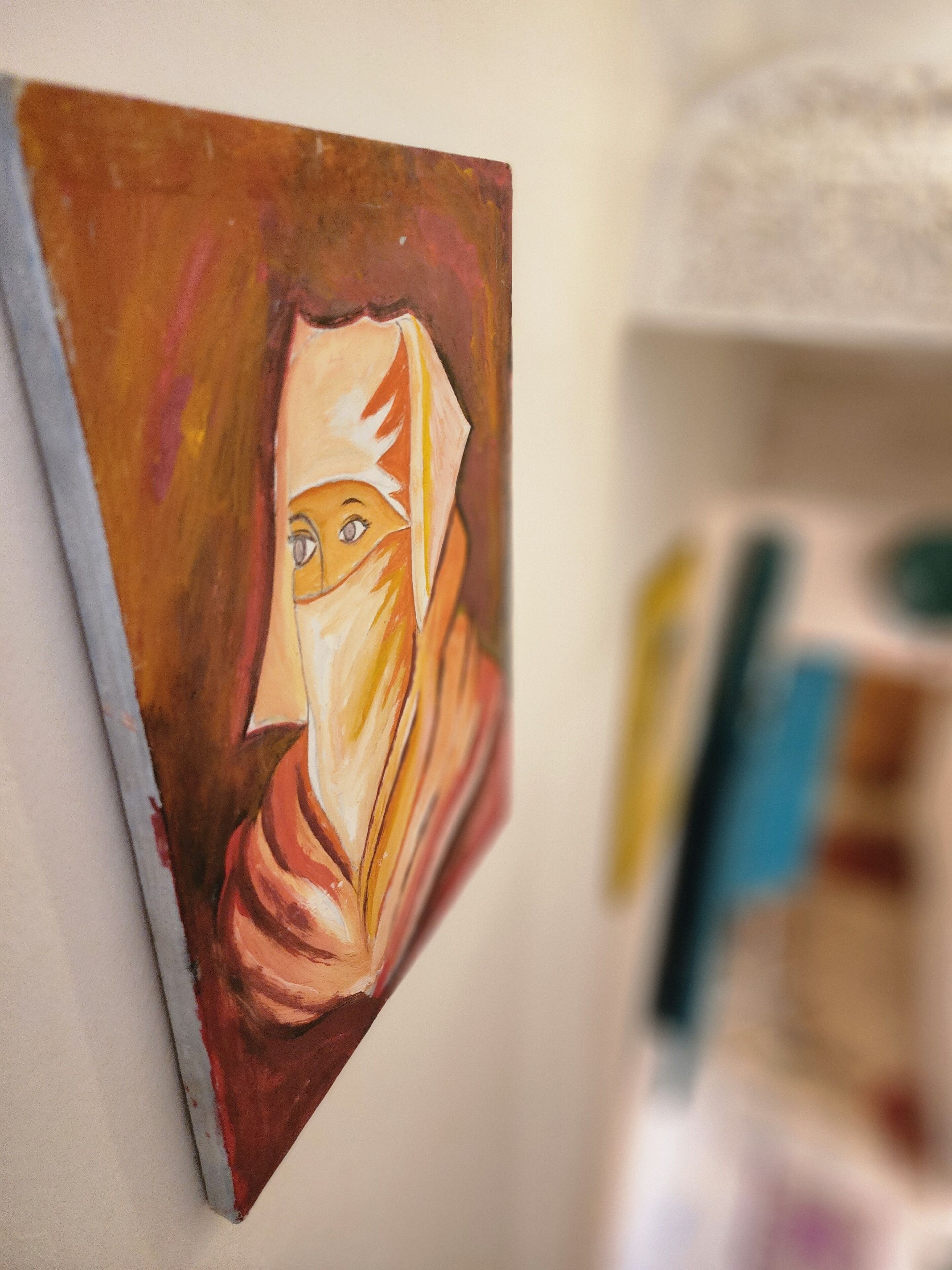 Una pintura con figuras humanas abstractas en una pared.