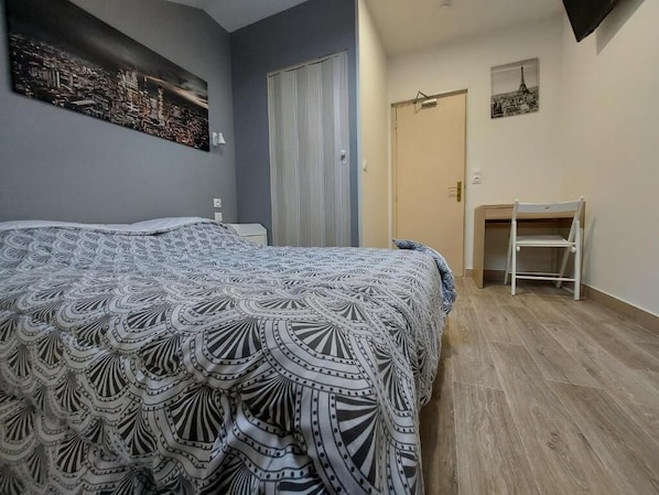 Desk, laptop workspace, free WiFi - ARDENN HOTEL (Reims)