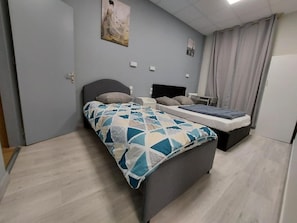 Escritorio, espacio para trabajar con laptop y wifi gratis