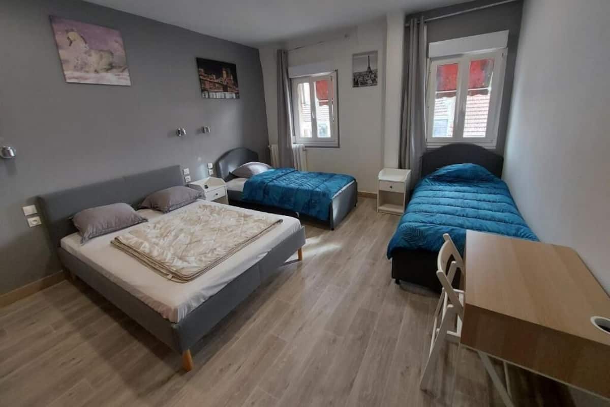 Habitación cuádruple Confort | Escritorio, espacio para trabajar con un portátil, wifi gratis
