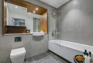 Apartment, Balcony, City View | Bathroom