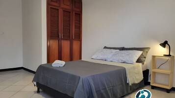 4 bedrooms, iron/ironing board, free WiFi, bed sheets