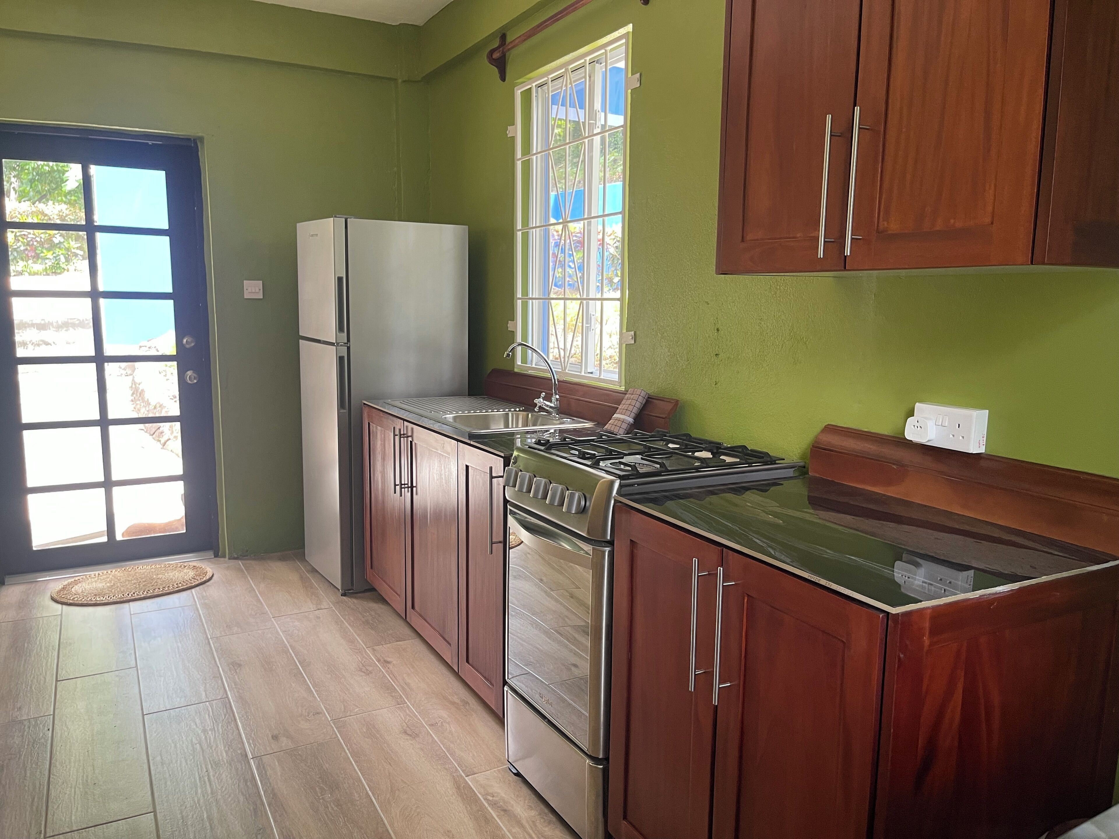 Køleskab, mikrobølgeovn, ovn, kogeplade