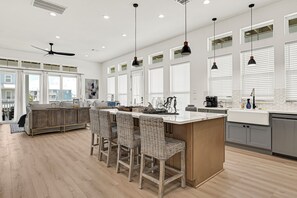 Mikrobølgeovn, ovn, kokeplater og oppvaskmaskin