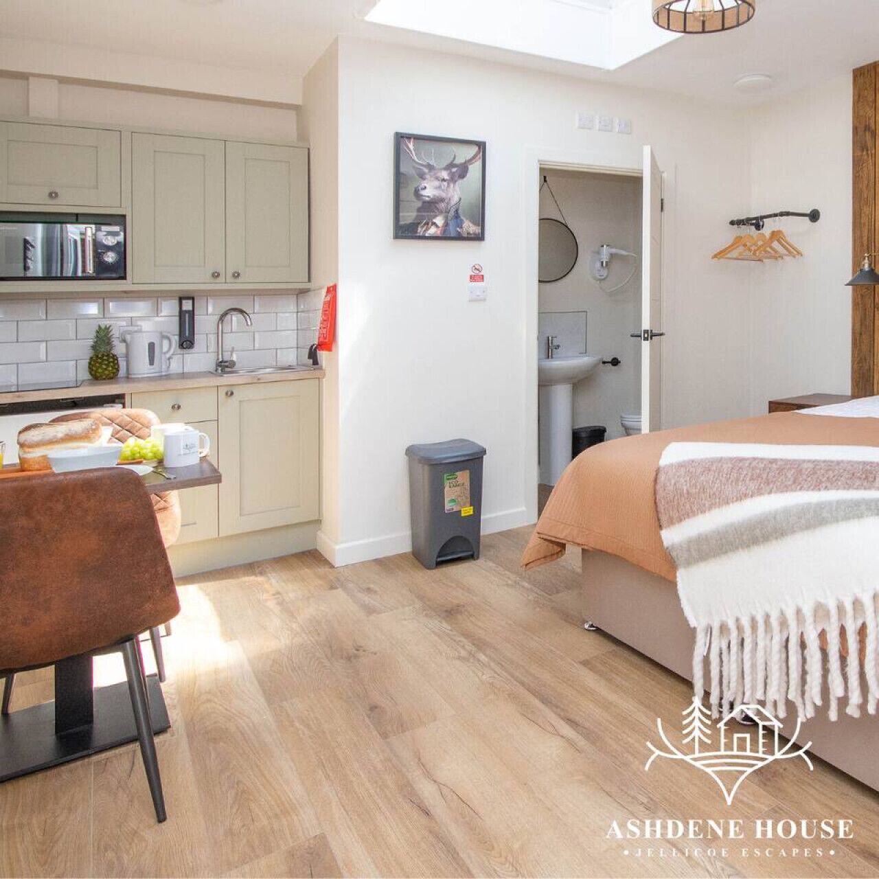 1 bedroom, desk, WiFi, bed sheets