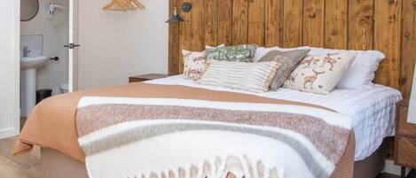 1 bedroom, desk, WiFi, bed sheets