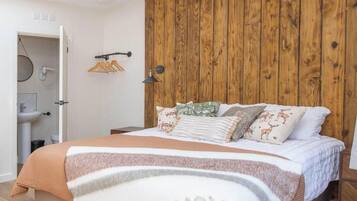1 bedroom, desk, WiFi, bed sheets