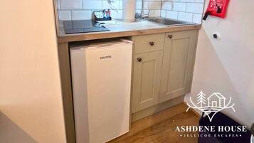 Fridge, microwave, stovetop, cookware/dishes/utensils