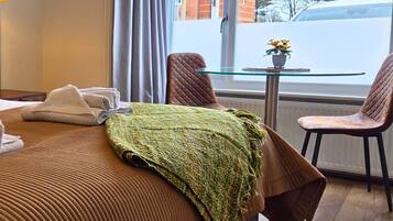 1 bedroom, desk, WiFi, bed sheets