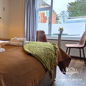 1 bedroom, desk, WiFi, bed sheets