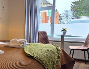1 habitación, escritorio, wifi y ropa de cama