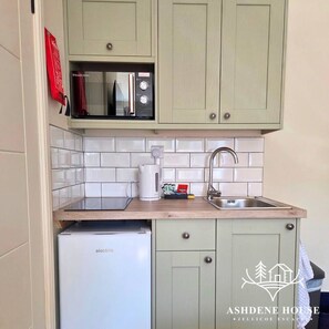 Kjøleskap, mikrobølgeovn, kokeplater og kjøkkenutstyr