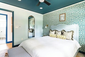 6 Schlafzimmer, Schreibtisch, Bügeleisen/Bügelbrett, Reisekinderbett