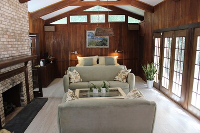 Charming and spacious guesthouse in  the lovely hills of Manchester, Georgia.