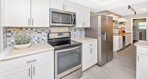 冰箱、微波炉、烤箱、炉灶