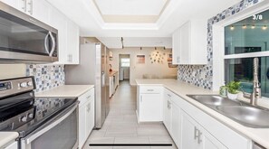 Kjøleskap, mikrobølgeovn, ovn og kokeplater