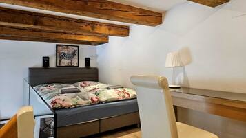 Tabla de planchar con plancha, internet y ropa de cama