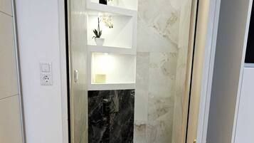 Hiustenkuivaaja, pyyhkeet, saippua, vessapaperi