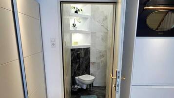 Haartrockner, Handtücher, Seife, Toilettenpapier