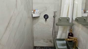 Secadora de cabello, toallas, jabón, papel de baño