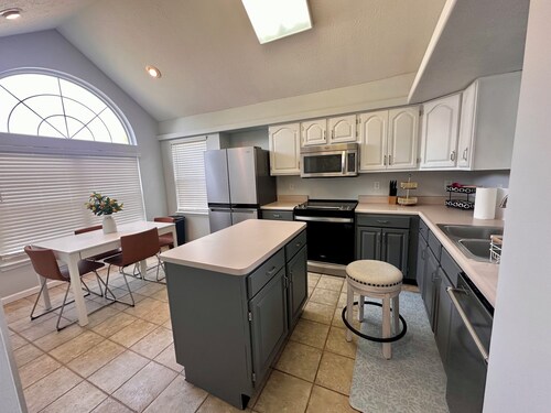 Peaceful lake view 3-bedroom bungalow