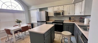 Peaceful lake view 3-bedroom bungalow