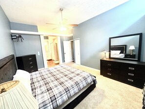 3 habitaciones, tabla de planchar con plancha, wifi y ropa de cama 